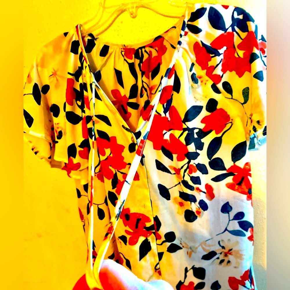 Wrap Red and Black Floral Top with Ties, Can be worn open or buttoned, Size L